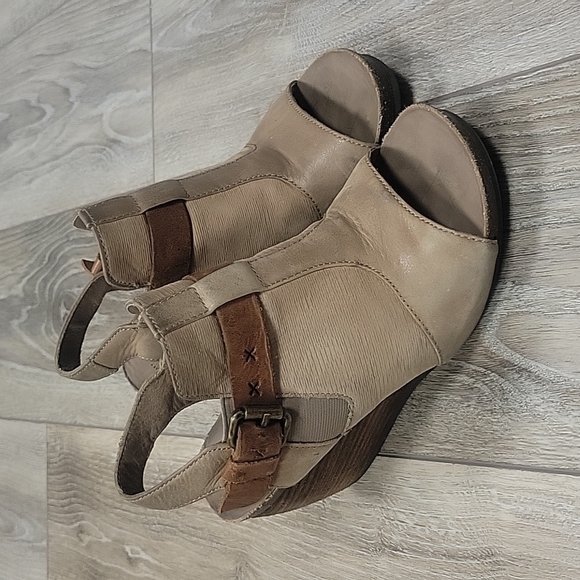 OTBT Archadian Wedge Sandals Tan and Brown Size 6 1/2 - Picture 1 of 8